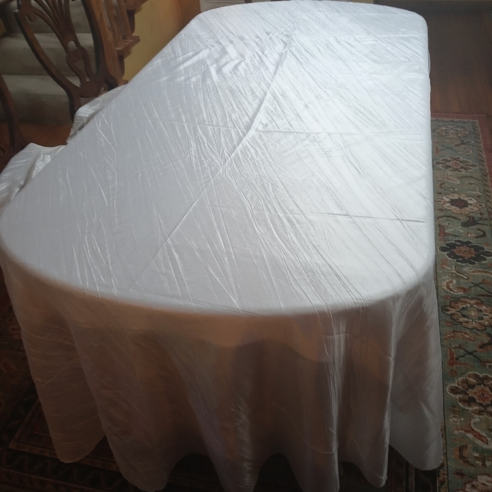 White oval tablecloth polyester 128"×123". No stai